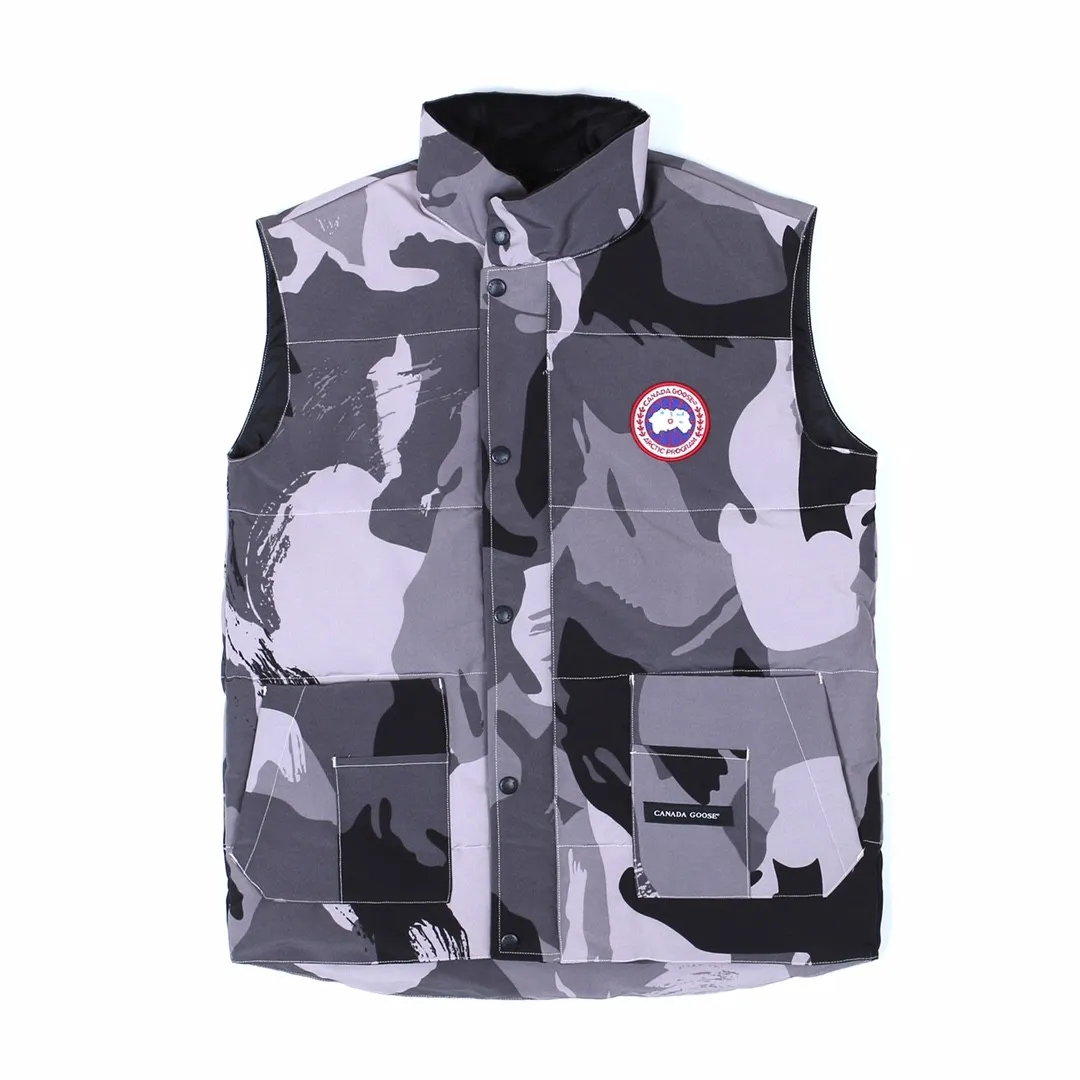 P320 Canada Goose Canada Goose #Freestyle Crew 4154M men's and women's vest down# ➖ Genuine synchronous anti-counterfeiting chip sensor! ➖ Imported Behringer embroidery machine to customize 10,000-needle embroidery logo! ➖ Imported 21-count polyester-cotton blended original fabric, using Feather-Light 10D waterproof coating fabric, made of 84.5% polyester fiber and 15.5% cotton, 100% the best feel in the entire network! ➖ The genuine official website uses the national standard 80 white duck down, and will never be misled by false claims such as 90 down or goose down! ➖ 100% nylon nylon lining with double double-layer sealing design to prevent velvet from running away. Top-grade polar fleece is used in the collar and pockets to keep warm and comfortable! ➖ Yoshida YKK provides original custom-made electroplated sliders. YKK two-way lockable zippers are tight and smooth and will not peel off paint! ➖ 3M composite original Velcro is durable, and all accessories and hardware are disassembled and customized!  SIZE: XS S M L XL XXL [Attached: Size chart]